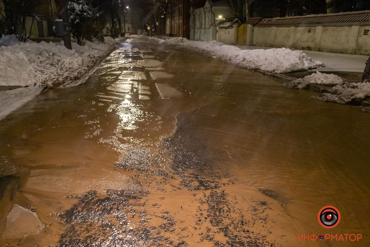 Улицу Сергея Ефремова залило Улицу Сергея Ефремова залило