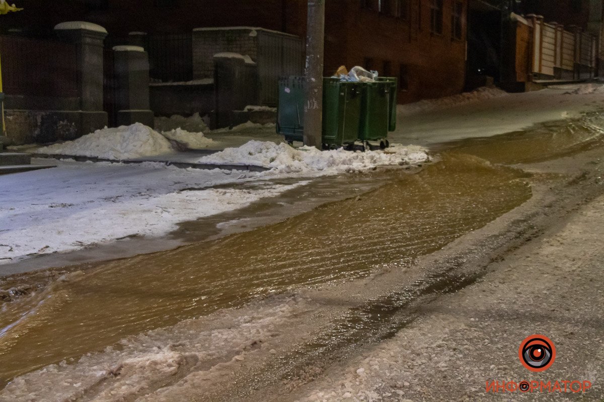 На пересечении Крутогорного спуска и Вернадского поток разделяется На пересечении Крутогорного спуска и Вернадского поток разделяется