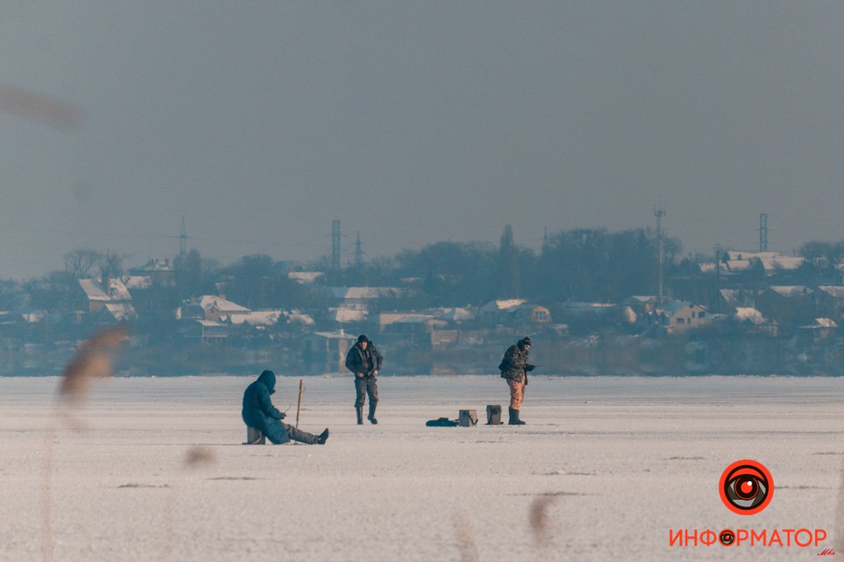Далек наш пусть, Конца ему не видно, Тяжело шагать, И это нам обидно Тяжело шагать, А нам велят идти еще скорей. Лучше мечтать о рыбушке своей.