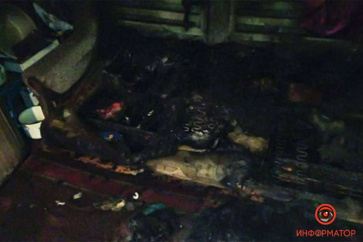 В Днепропетровской области двое мужчин курили на диване и погибли в пожаре 1