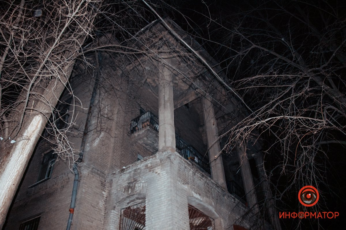 Ее нашли на лестнице между 3 и 4 этажом