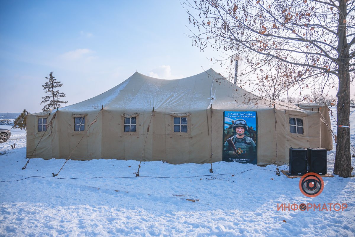 В палатке нацгвардейцев можно было согреться
