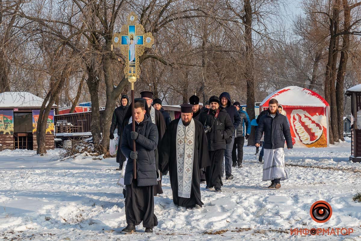 Прорубь освятили