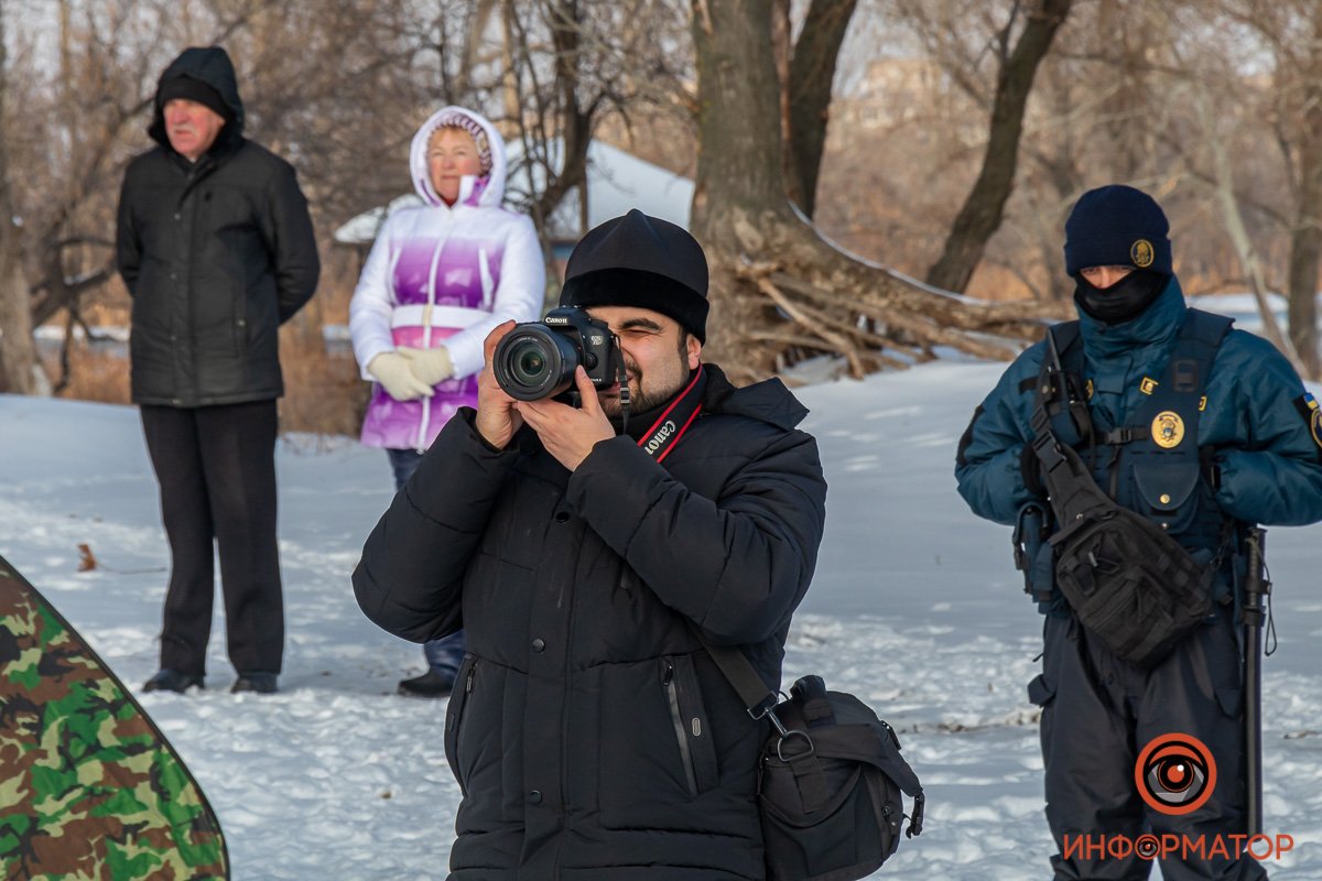 Конспектируется, кто "смыл грехи" width="1200" height="800"> Конспектируется, кто "смыл грехи"
</p><p><img class="wp-image-340217 size-full" src="https://cdn.informator.ua/@dp/media/dnipro/2022/08/07/62efbfd20b418.jpg" alt="Сам я, конечно, туда не пойду " width="1200" height="800"> Сам я, конечно, туда не пойду
</p><p><img class="wp-image-340218 size-full" src="https://cdn.informator.ua/@dp/media/dnipro/2022/08/07/62efbfd21abe6.jpg" alt="Посвячено" width="1200" height="800"> Посвячено
</p><p><img class="wp-image-340220 size-full" src="https://cdn.informator.ua/@dp/media/dnipro/2022/08/07/62efbfd2283c0.jpg" alt="Провели обряд" width="1200" height="800"> Провели обряд
</p><p> 
</p><p> 
</p><p></p><p style="text-align: right;"><strong>Фото: Влад Лестев </strong></p></body></html>