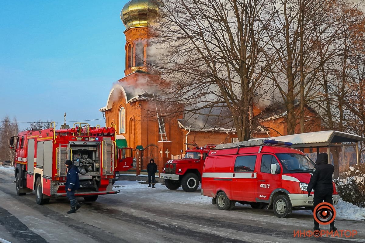 Недалеко от Днепра полыхает церковь 2