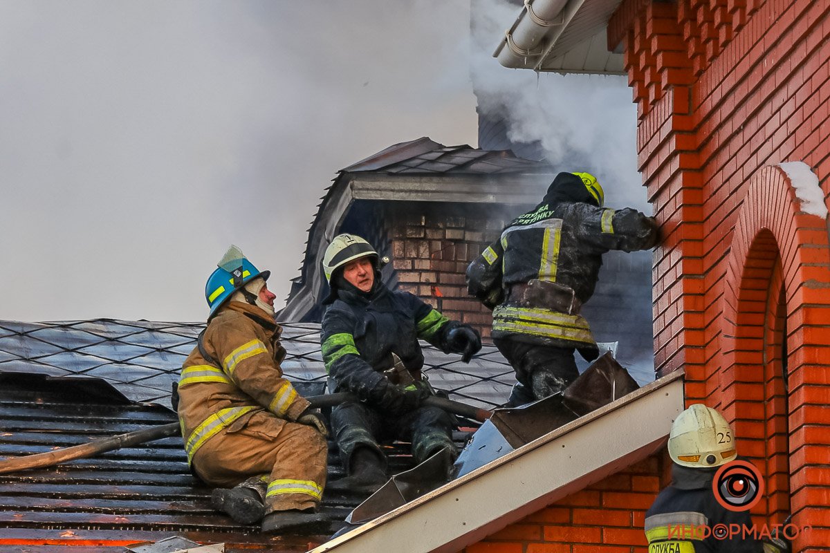 Недалеко от Днепра полыхает церковь 4