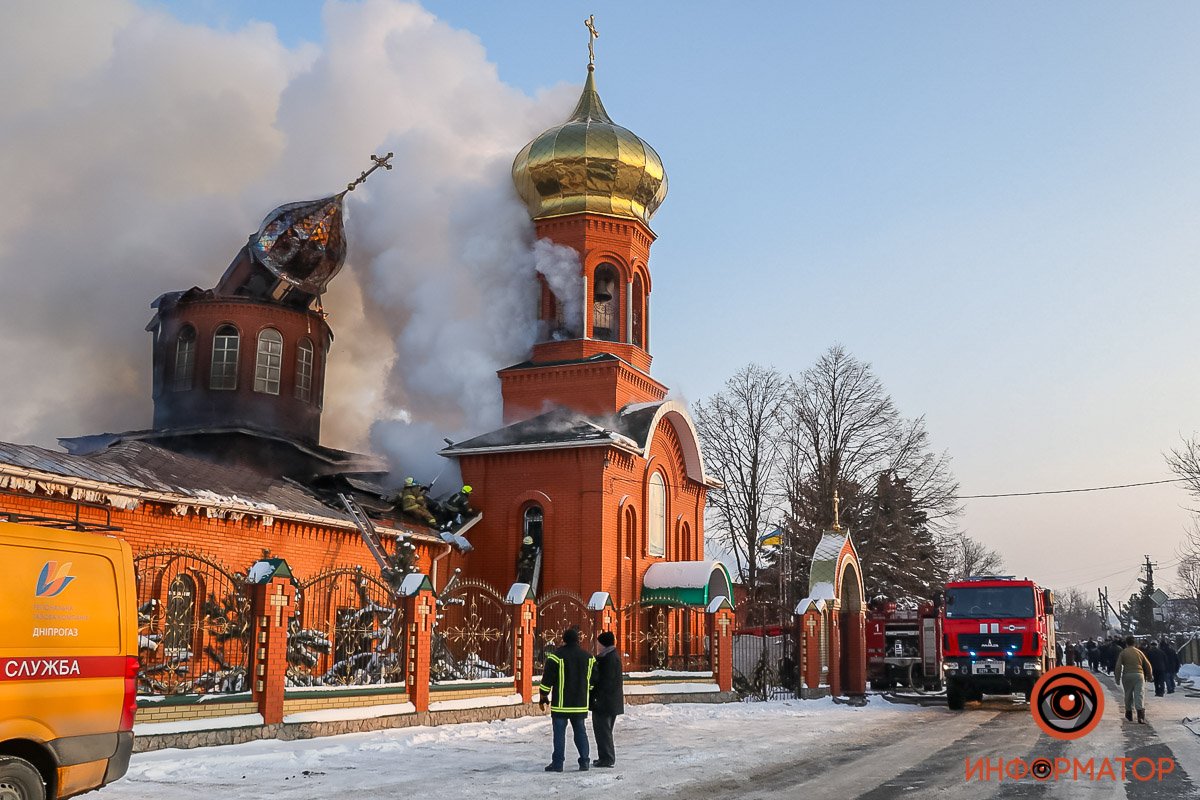Недалеко от Днепра полыхает церковь 5