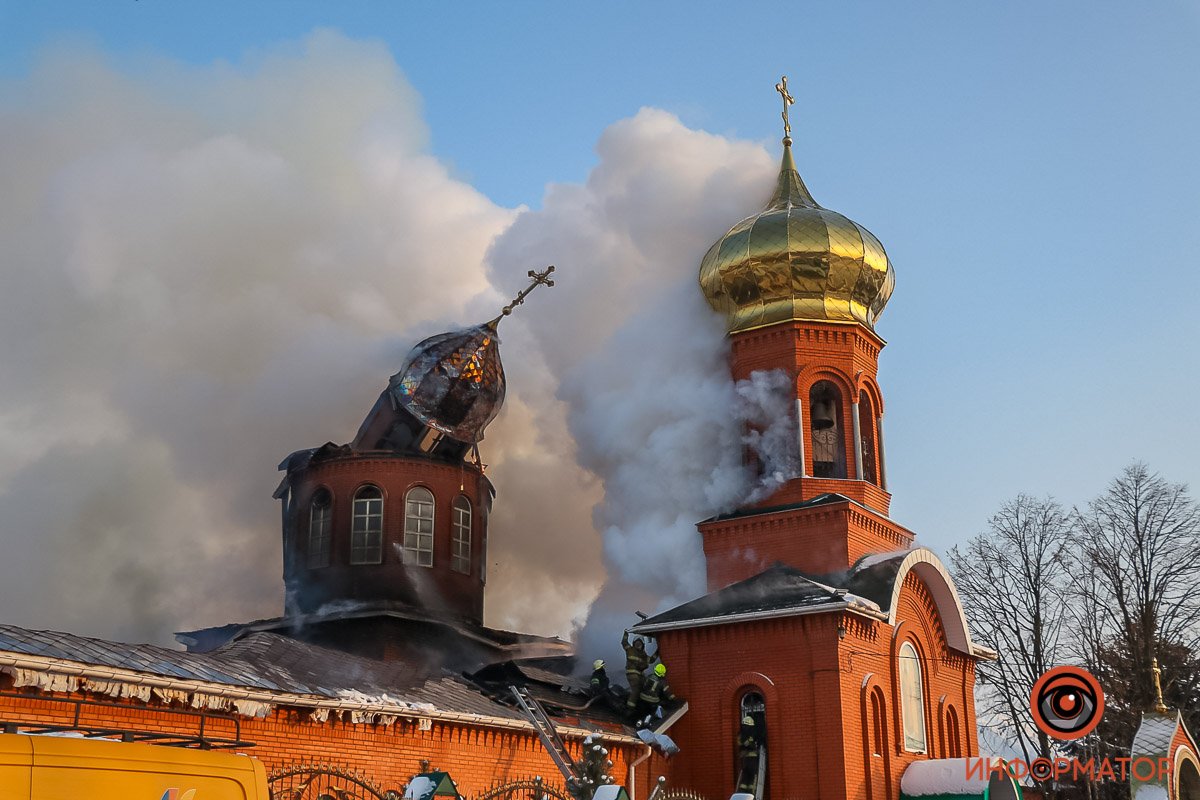 Недалеко от Днепра полыхает церковь 6