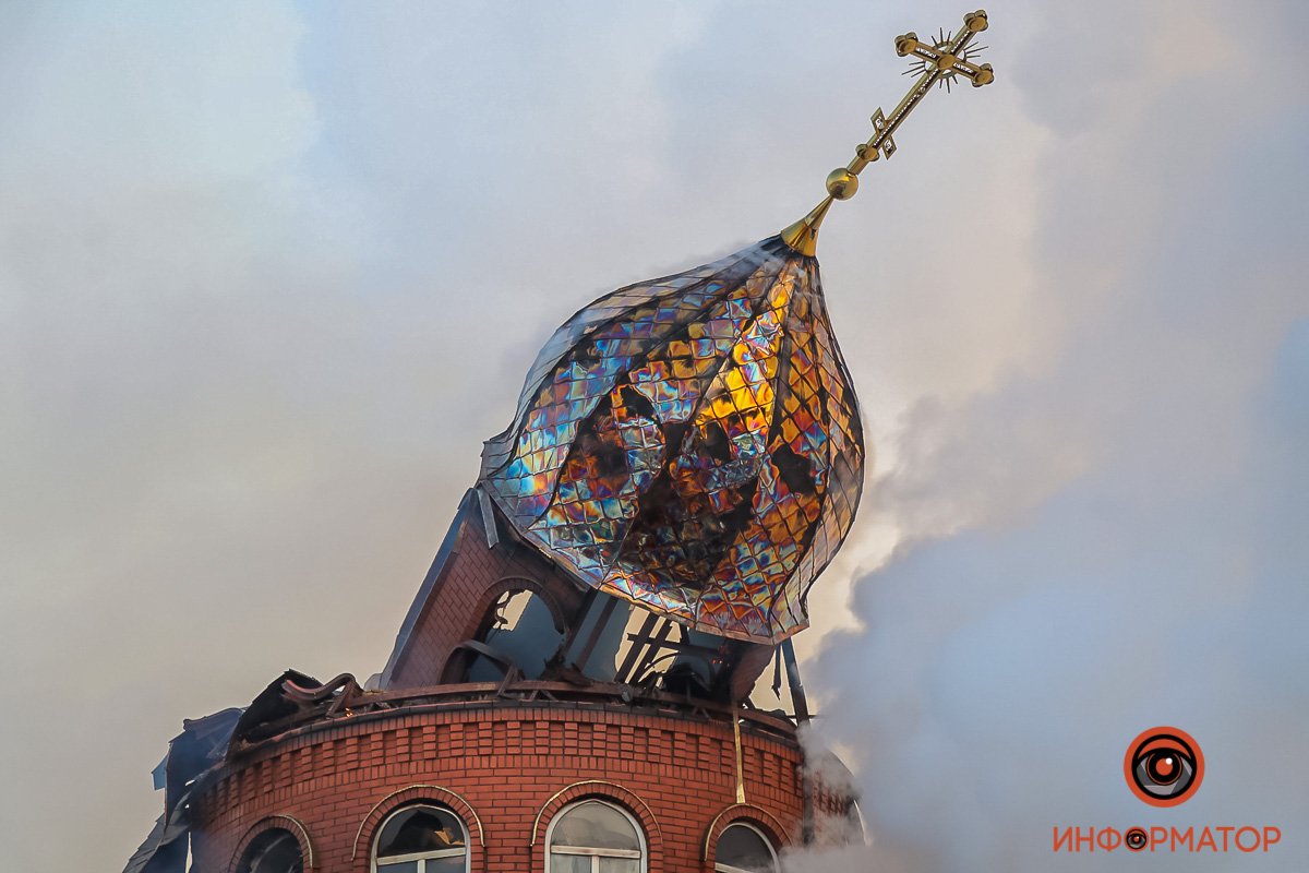 Недалеко от Днепра полыхает церковь 10