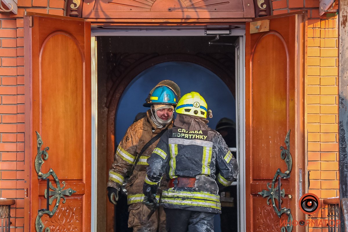 Недалеко от Днепра полыхает церковь 12