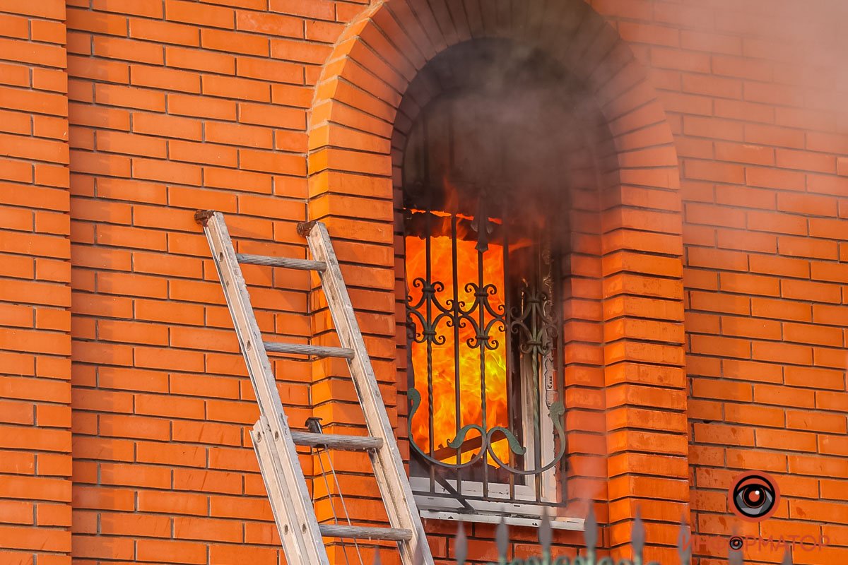 Недалеко от Днепра полыхает церковь 14