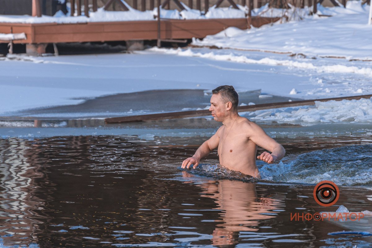 Так вальяжно, будто совсем не холодно