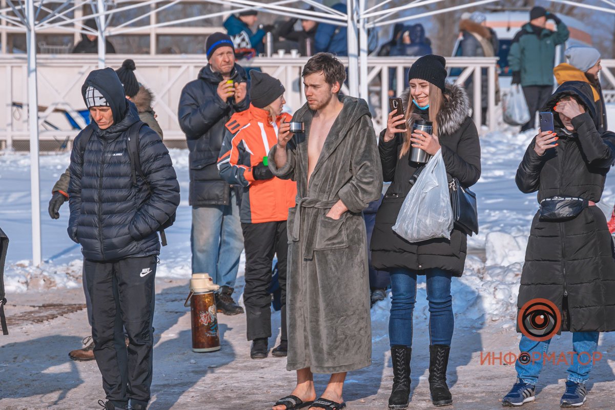 Просто вышел из дому посмотреть, что там за шумиха