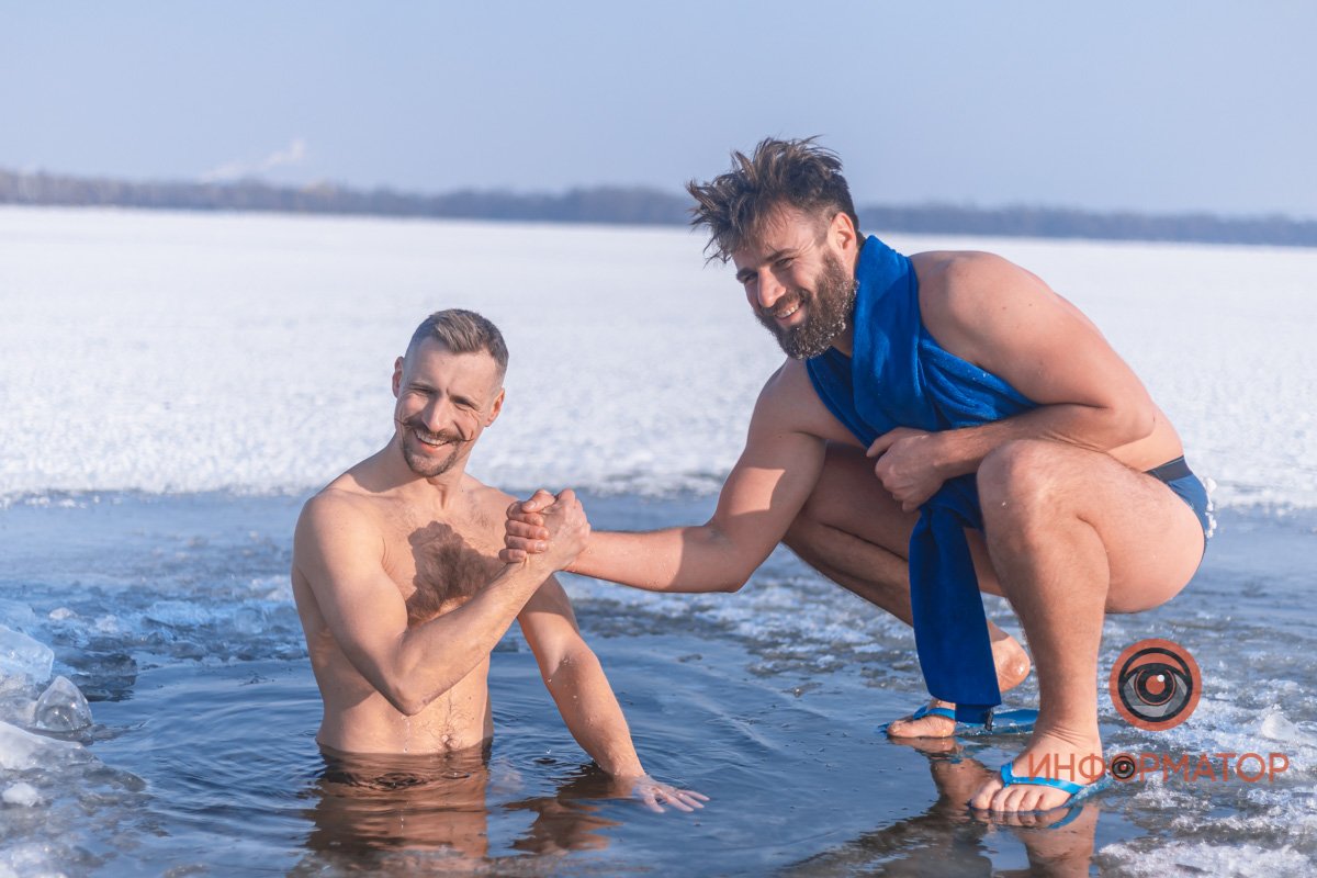 Да, давай со всеми поздороваемся, слепим снеговика, напишем диплом пока я тут. Мне же совсем не холодно