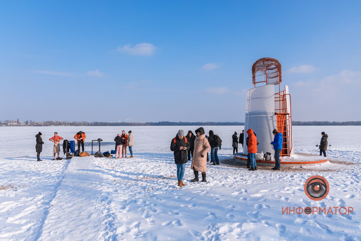Спасательная вышка на берегу Днепра выглядит как маяк в Нормандии