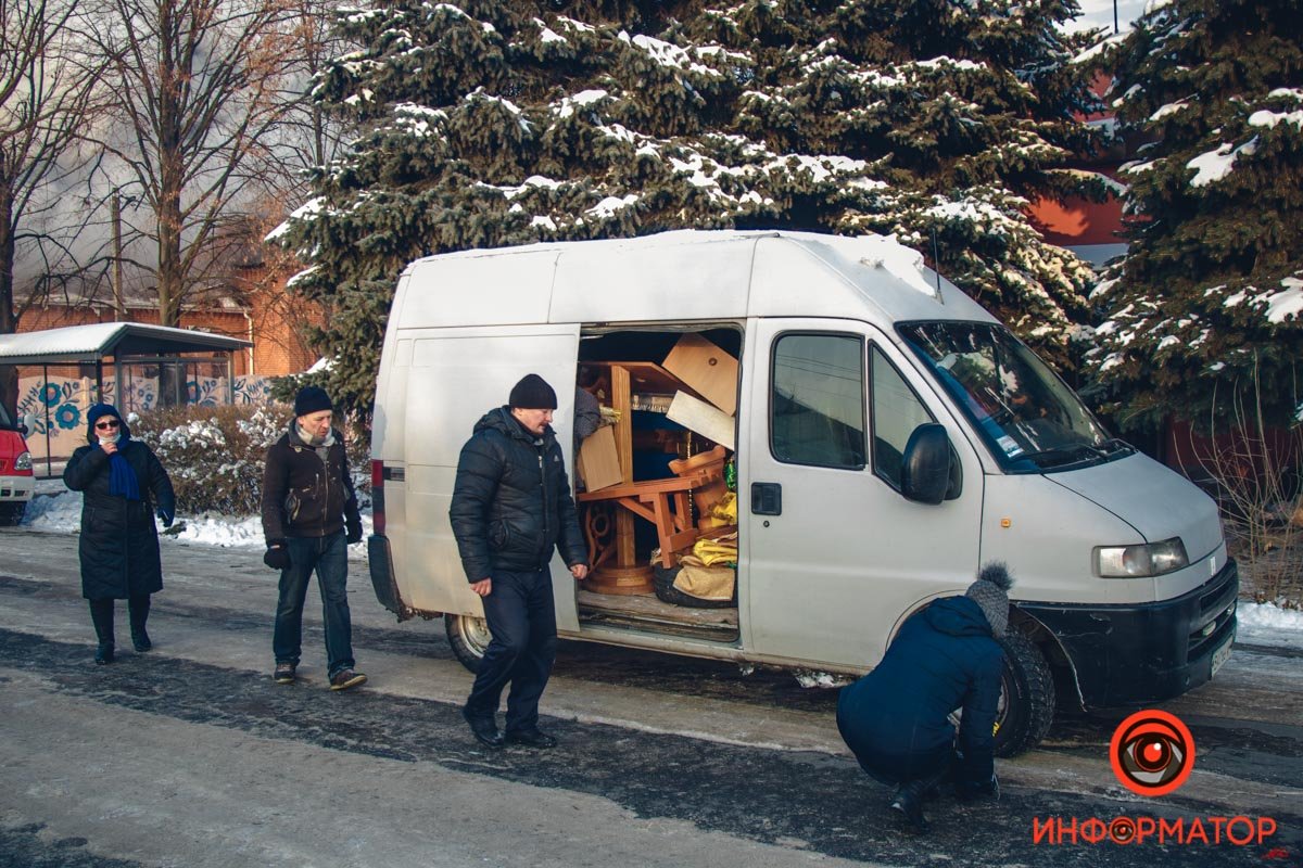 Вещи из церкви выносили всем приходом Вещи из церкви выносили всем приходом