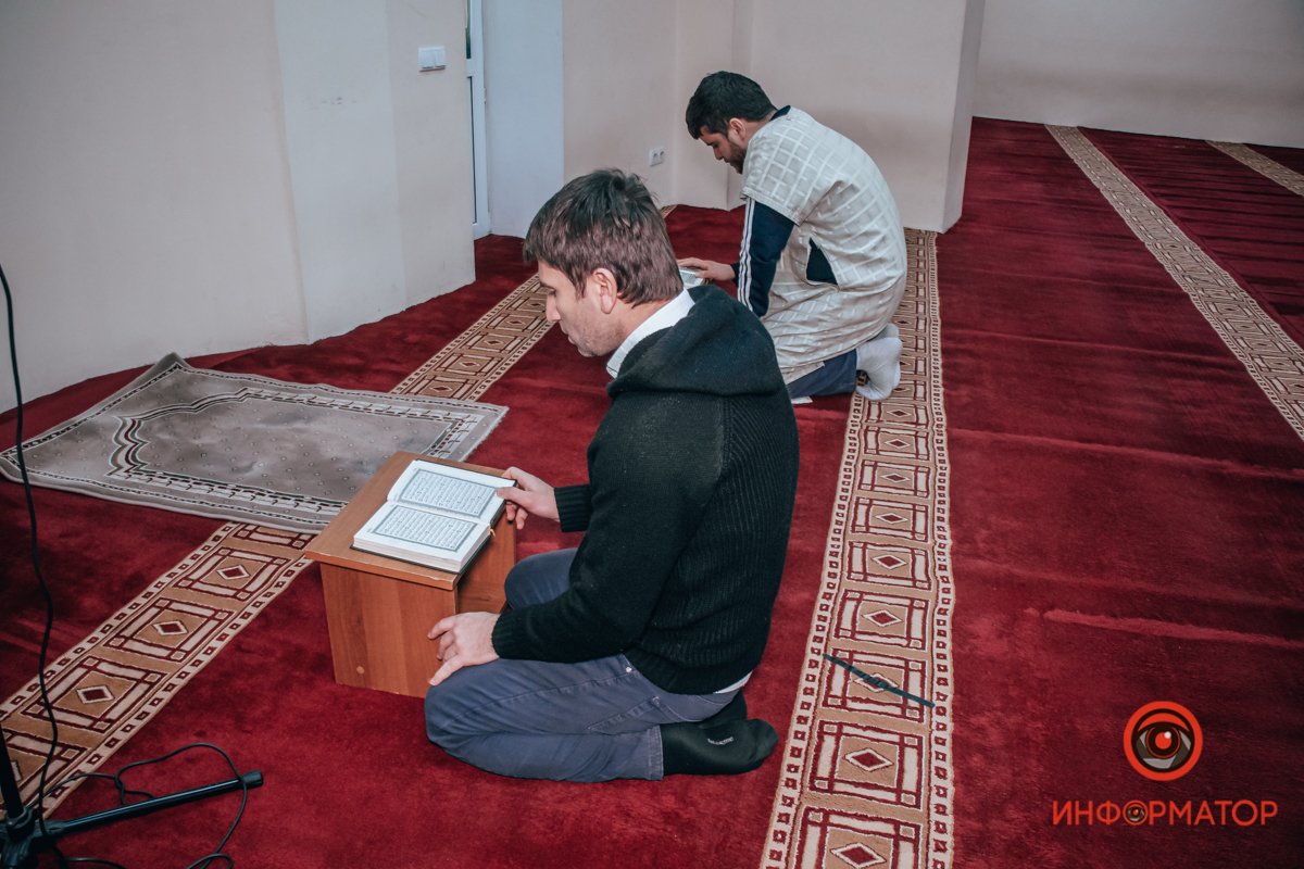 Во время карантина социальную дистанцию соблюдают даже во время молитвы Во время карантина социальную дистанцию соблюдают даже во время молитвы