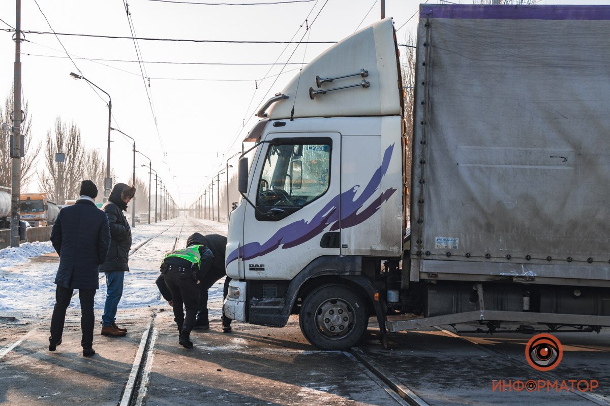 Столкнулись грузовик DAF и трамвай № 19 Столкнулись грузовик DAF и трамвай № 19