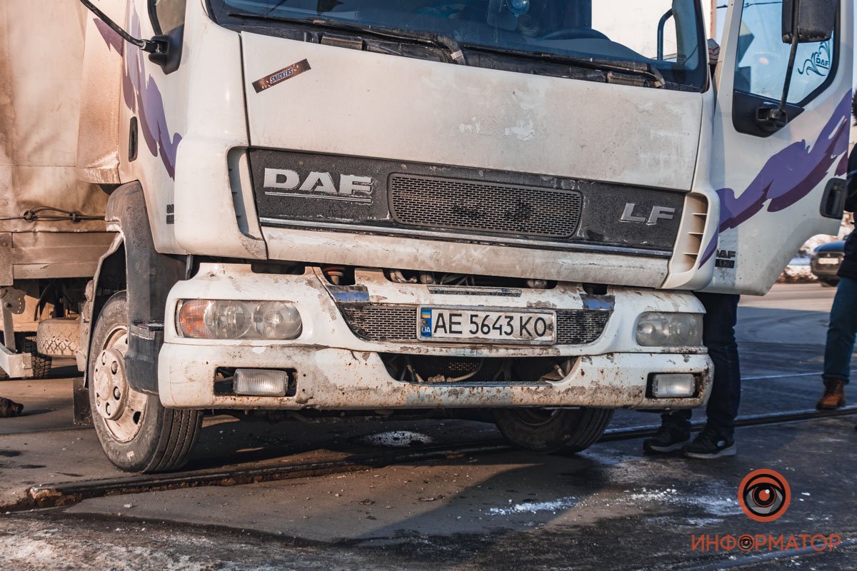 Грузовик застрял на трамвайных путях Грузовик застрял на трамвайных путях