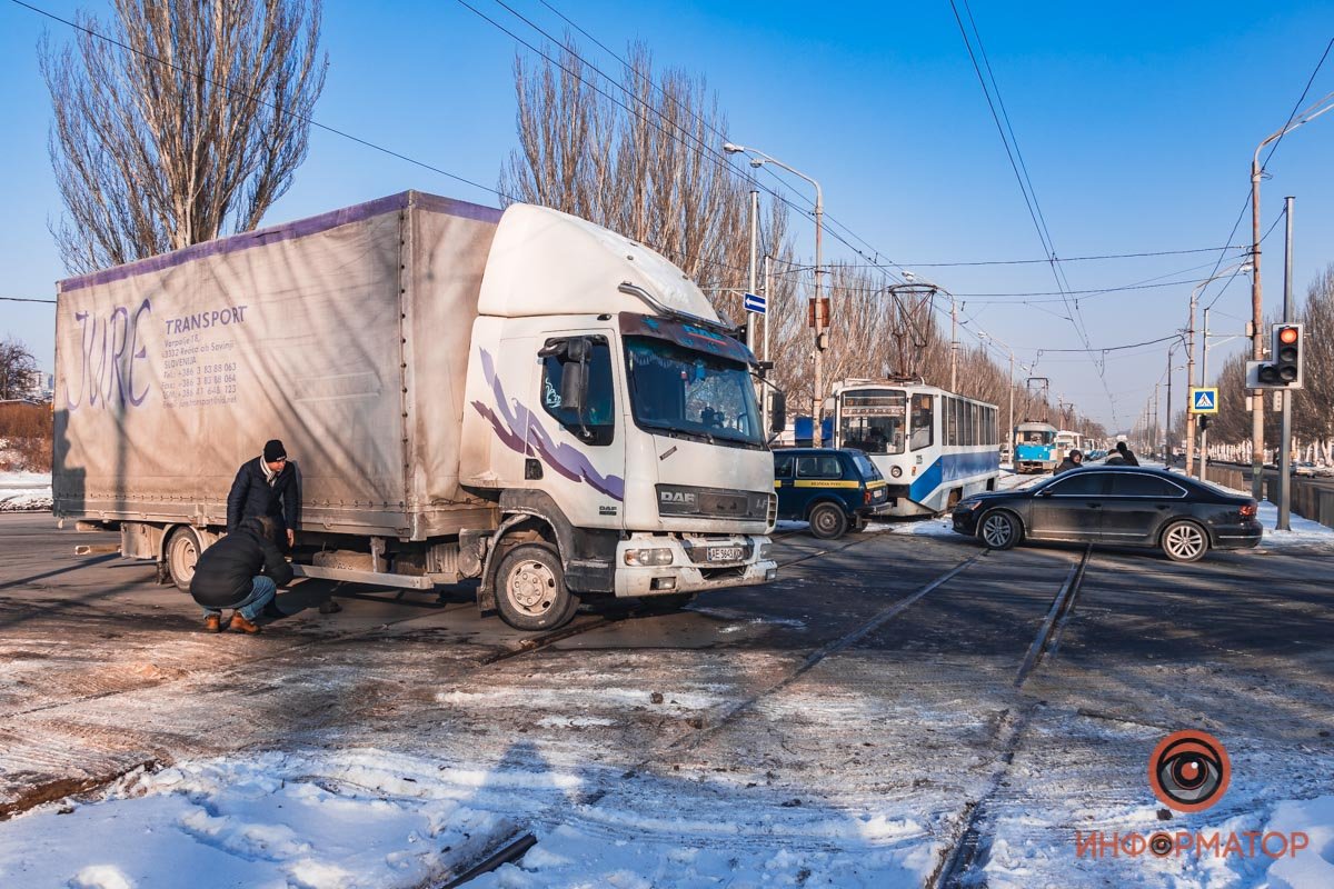 Со слов водителя грузовика, он не видел трамвай, когда поворачивал налево Со слов водителя грузовика, он не видел трамвай, когда поворачивал налево