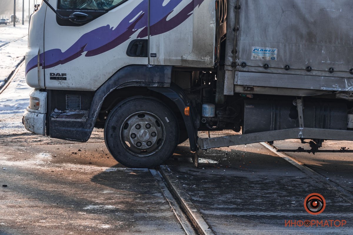 Удар пришелся на левую сторону DAF Удар пришелся на левую сторону DAF