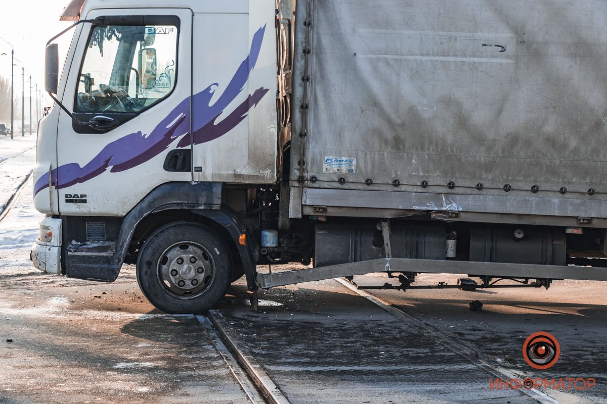 Грузовик стоят прямо на перекрестке Грузовик стоят прямо на перекрестке