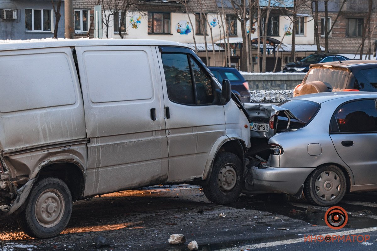 Авария произошла напротив Днепровского медицинского колледжа
