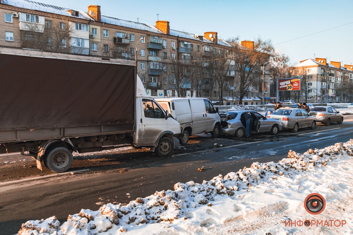 Со слов водитель ГАЗели, он отвлекся, из-за чего поздно увидел впереди стоящий Ford