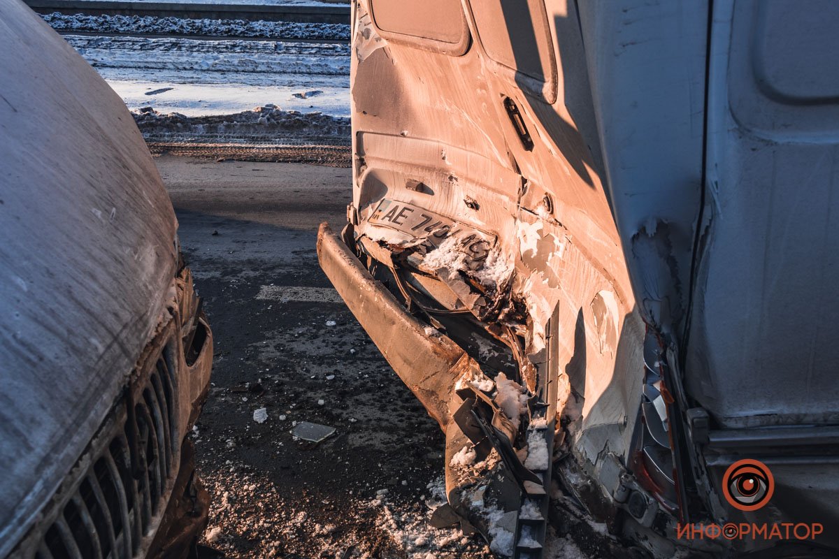 Больше всего досталось микроавтобусу