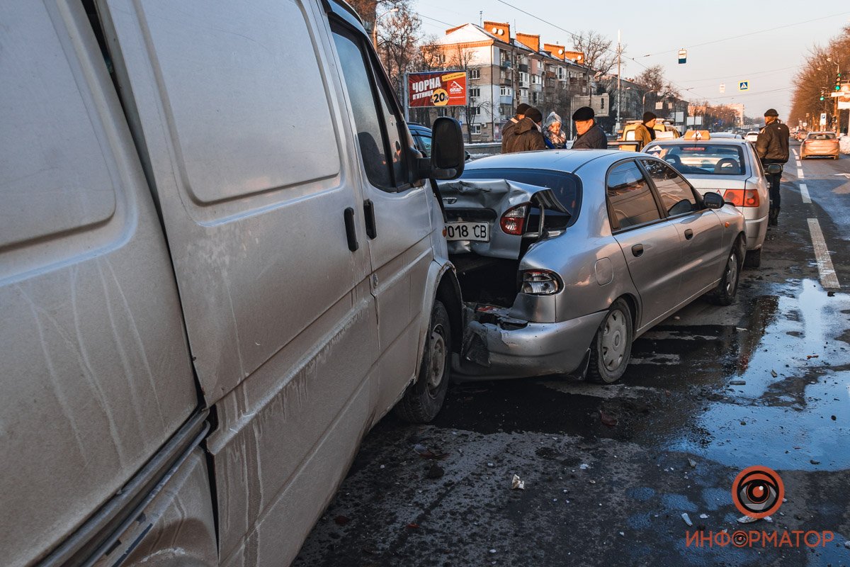 Водители всех пяти автомобилей в медицинской помощи не нуждались