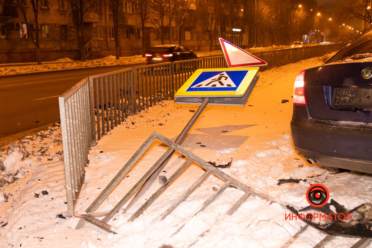 Авто снесло ограждение и знак