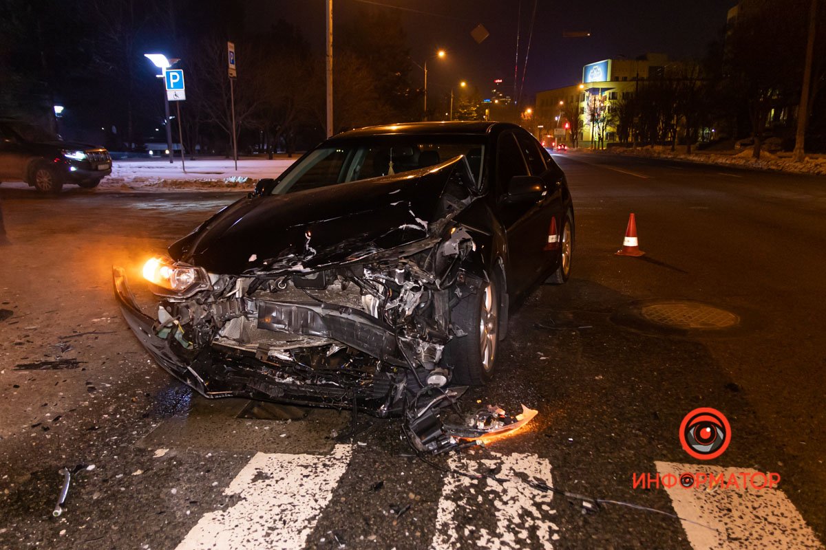 Занята правая полоса Сичеславской Набережной в сторону речпорта