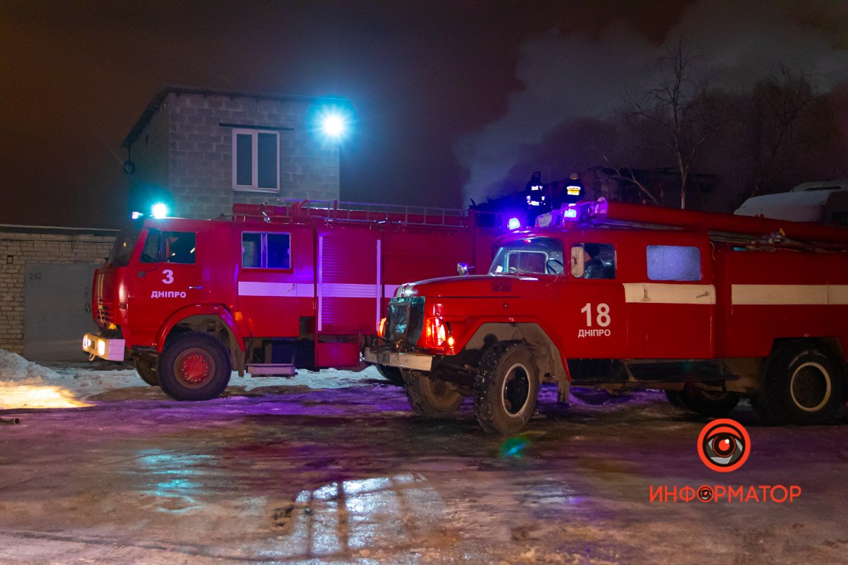 На месте 4 единицы пожарно-спасательной техники На месте 4 единицы пожарно-спасательной техники