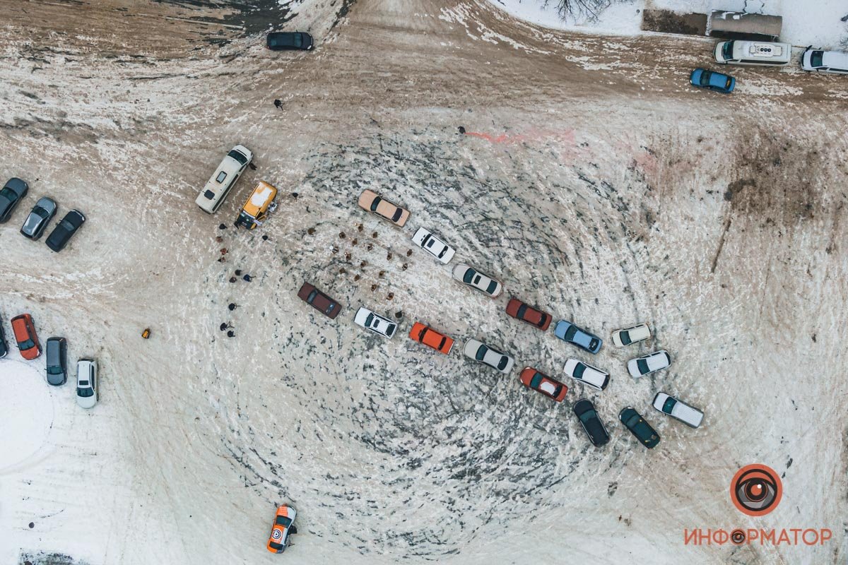 На парковке возле аэропорта "Днепропетровск" ко Дню памяти "киборгов" подготовили символичный флешмоб