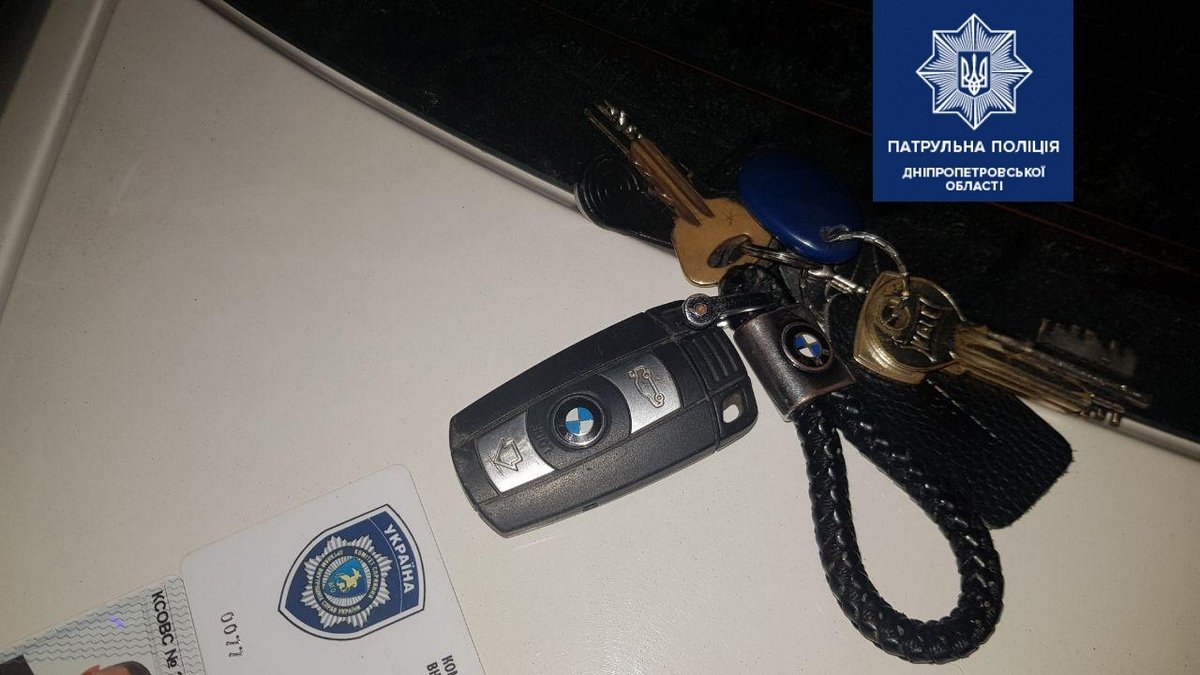 Он заявил, что является сотрудником полиции и показал патрульным удостоверение с жетоном