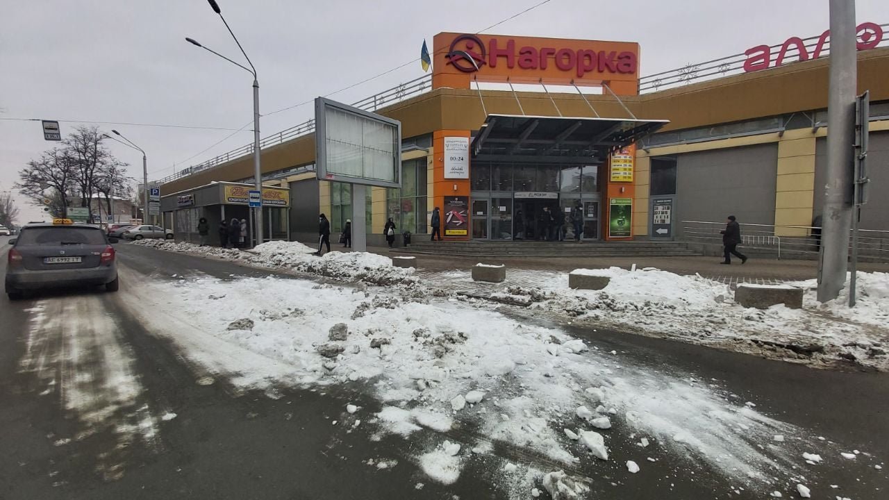 Сбрасывать снег на проезжую часть категорически запрещено