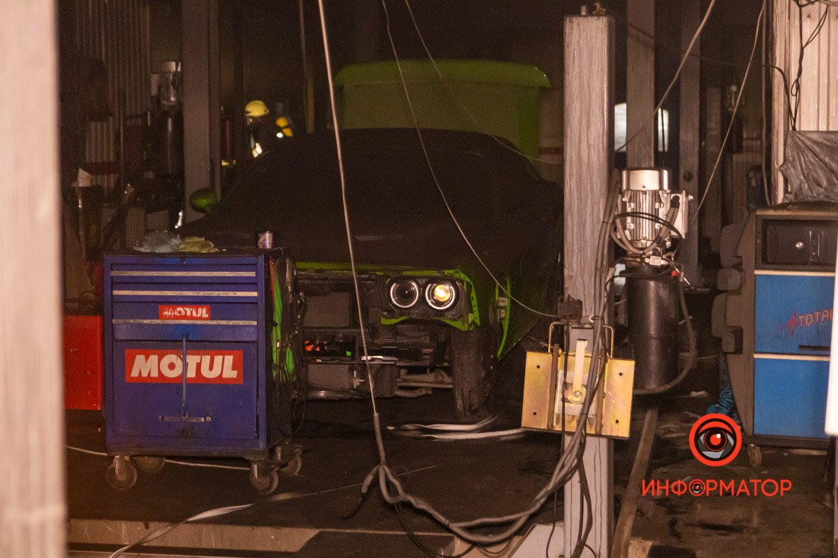 Пострадали помещения СТО и автомобили внутри