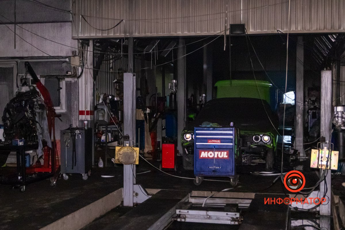 По словам работников СТО, перед пожаром "мигал" свет