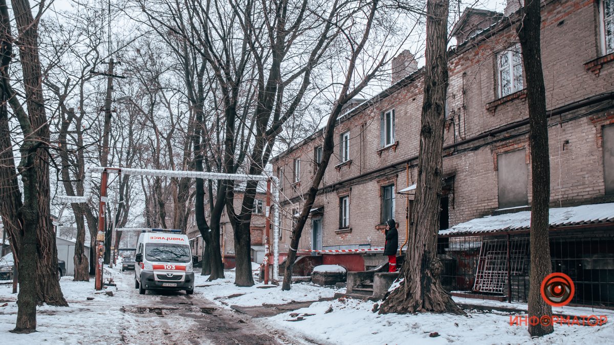 В Днепре на Поля женщина повесилась на лестничной клетке вподъезде