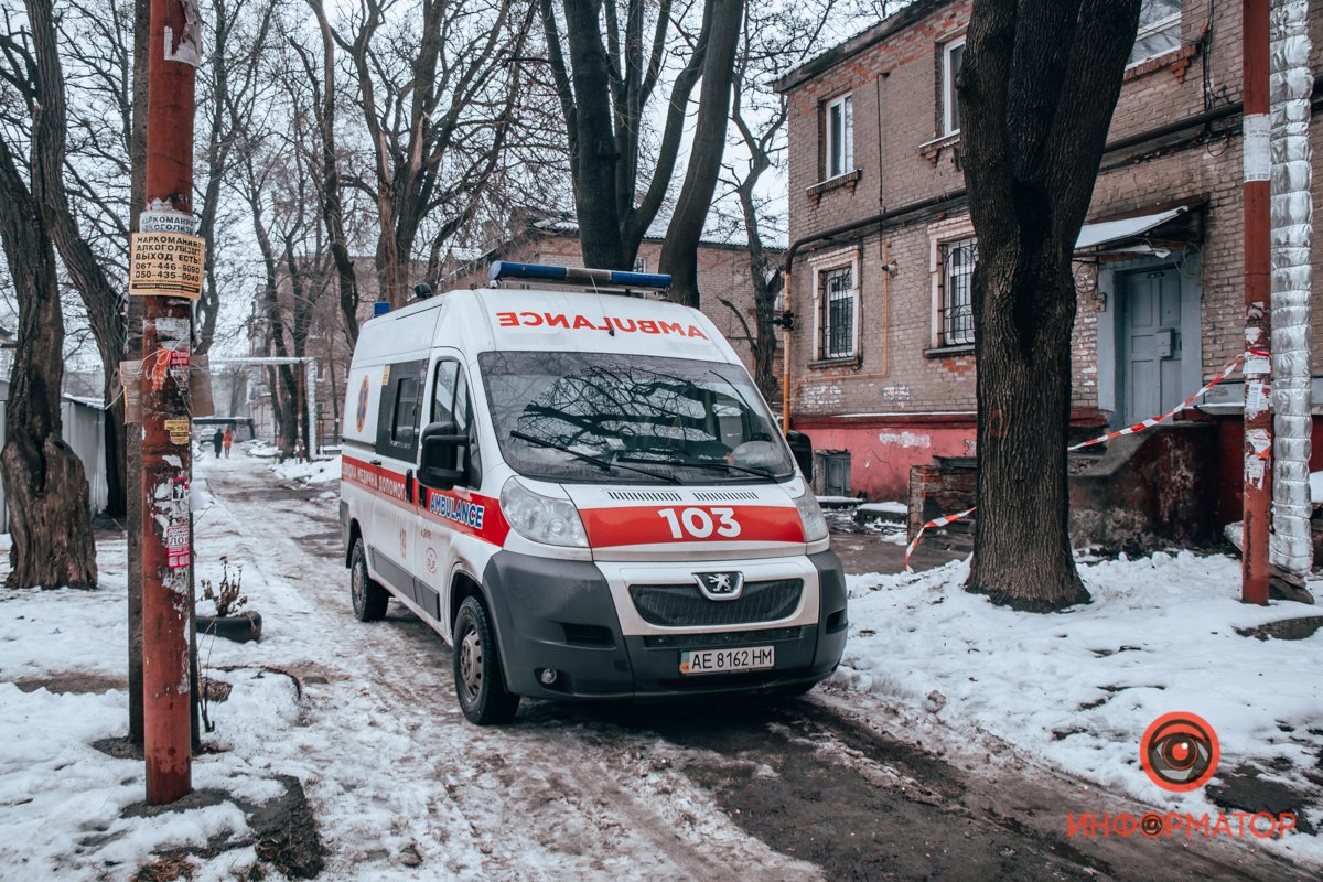 В Днепре на Поля женщина повесилась на лестничной клетке вподъезде