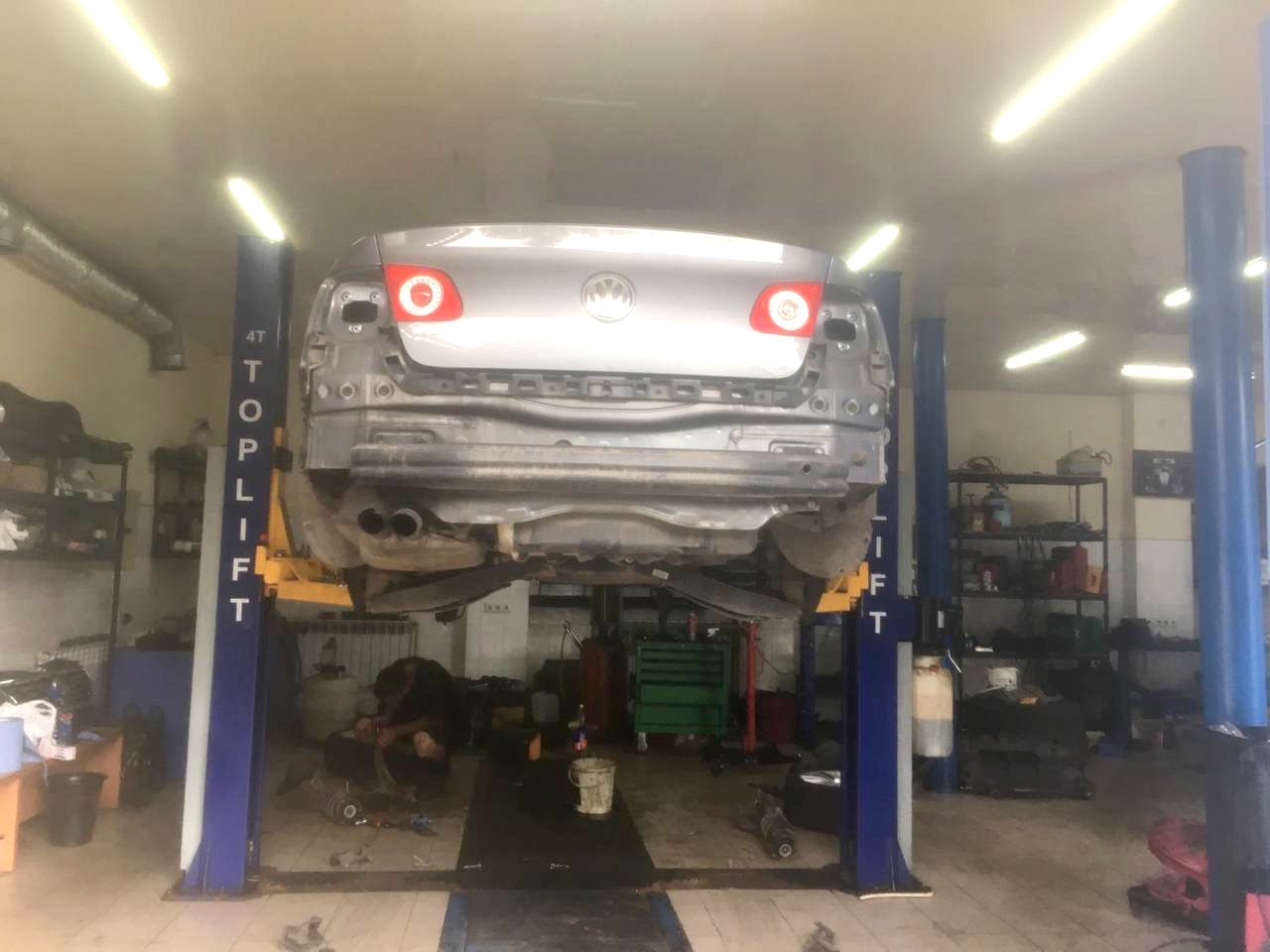 Александра остановилась на запрещающий сигнал светофора Александра остановилась на запрещающий сигнал светофора