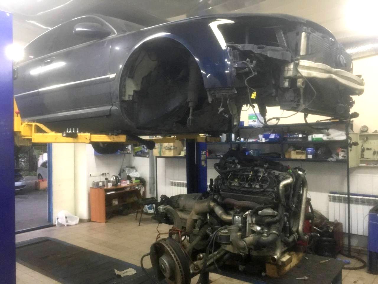 Однако автомобили, ехавшие за ней, продолжили движение, не успев притормозить Однако автомобили, ехавшие за ней, продолжили движение, не успев притормозить