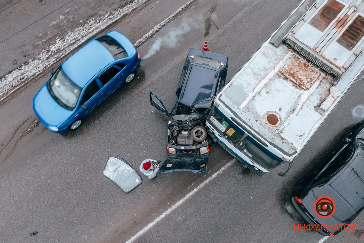 Столкнулись ЗАЗ и троллейбус  Столкнулись ЗАЗ и троллейбус