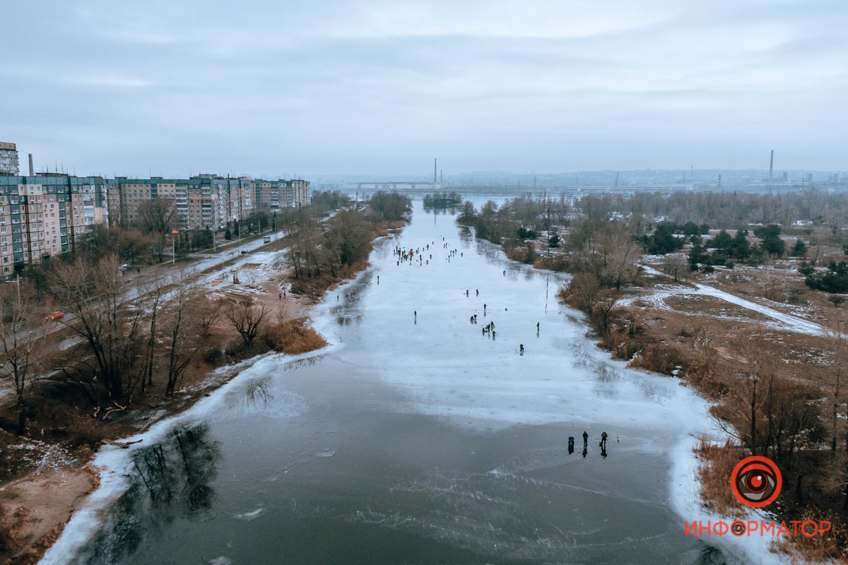 Выстаивают слово "вечность" на льду