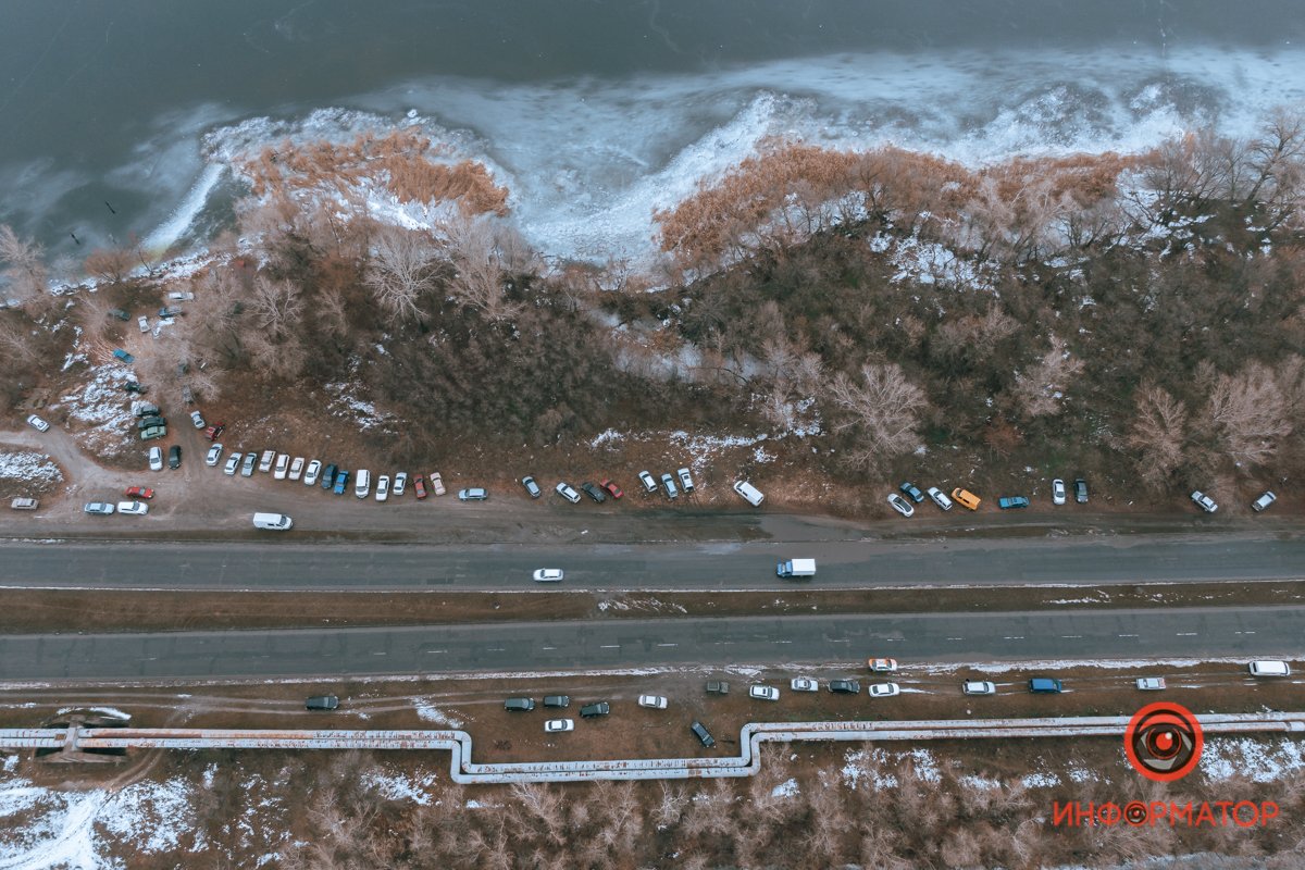 Возле Усть-Самарского моста на обочине стоят авто рыбаков