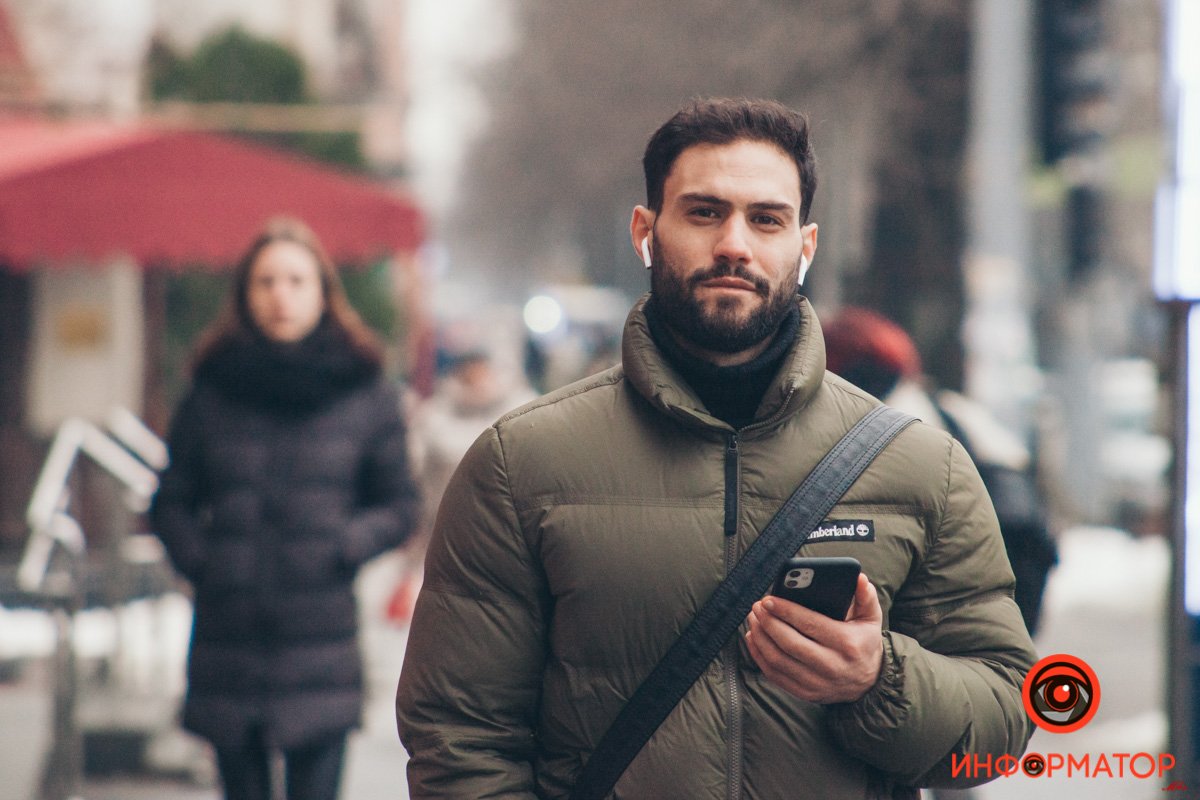 Молодой человек, как с вами познакомиться?