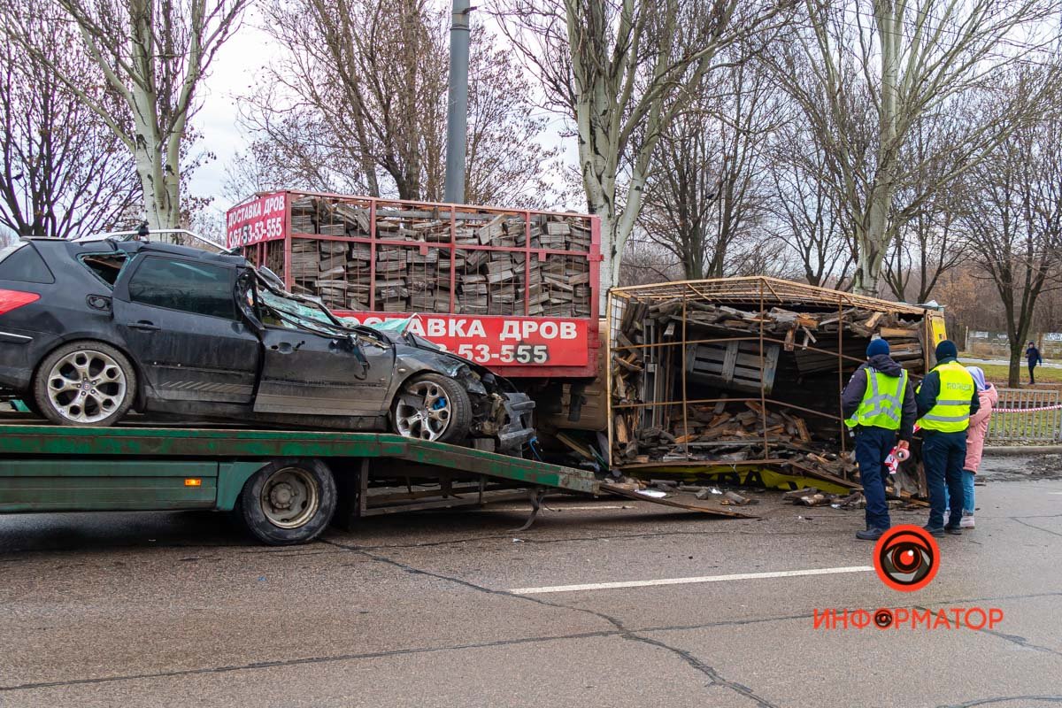 В Днепре на Запорожском шоссе Peugeot влетел в грузовики с дровами: один из  них перевернулся на бок