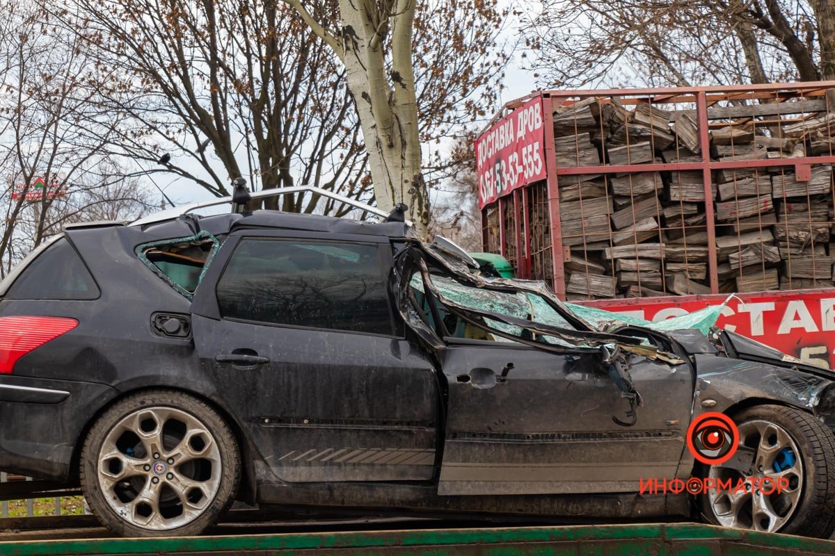 О том, что в первом ряду стоят грузовики с рекламными вывесками, он не знал
