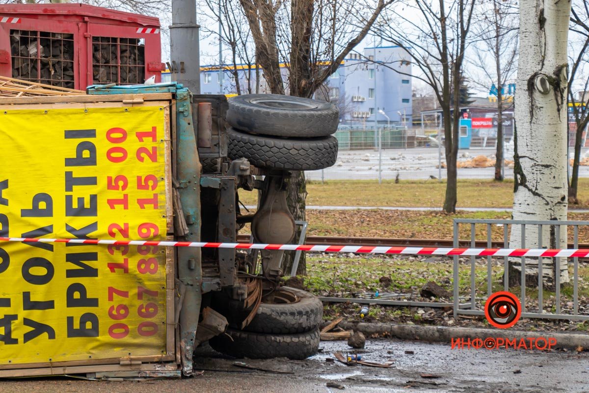 Один из грузовиков перевернулся на бок