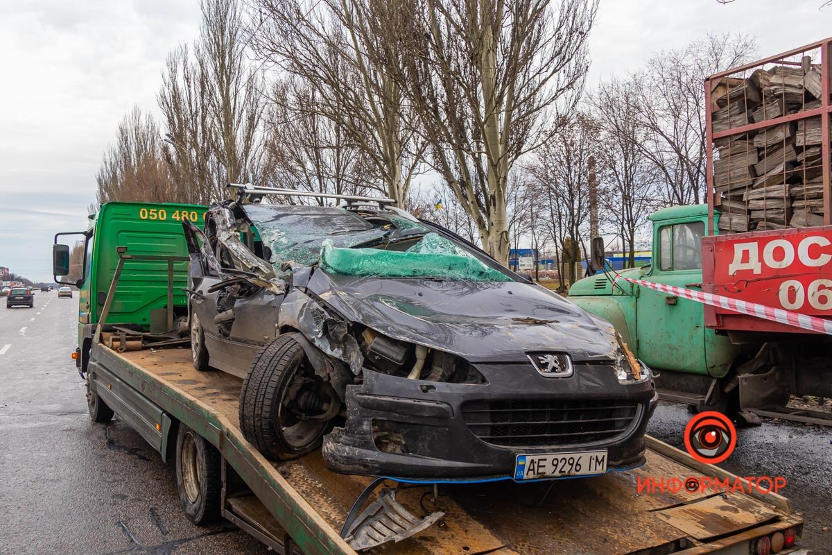 Автомобиль уже забрал эвакуатор, поэтому на дороге остались только грузовики